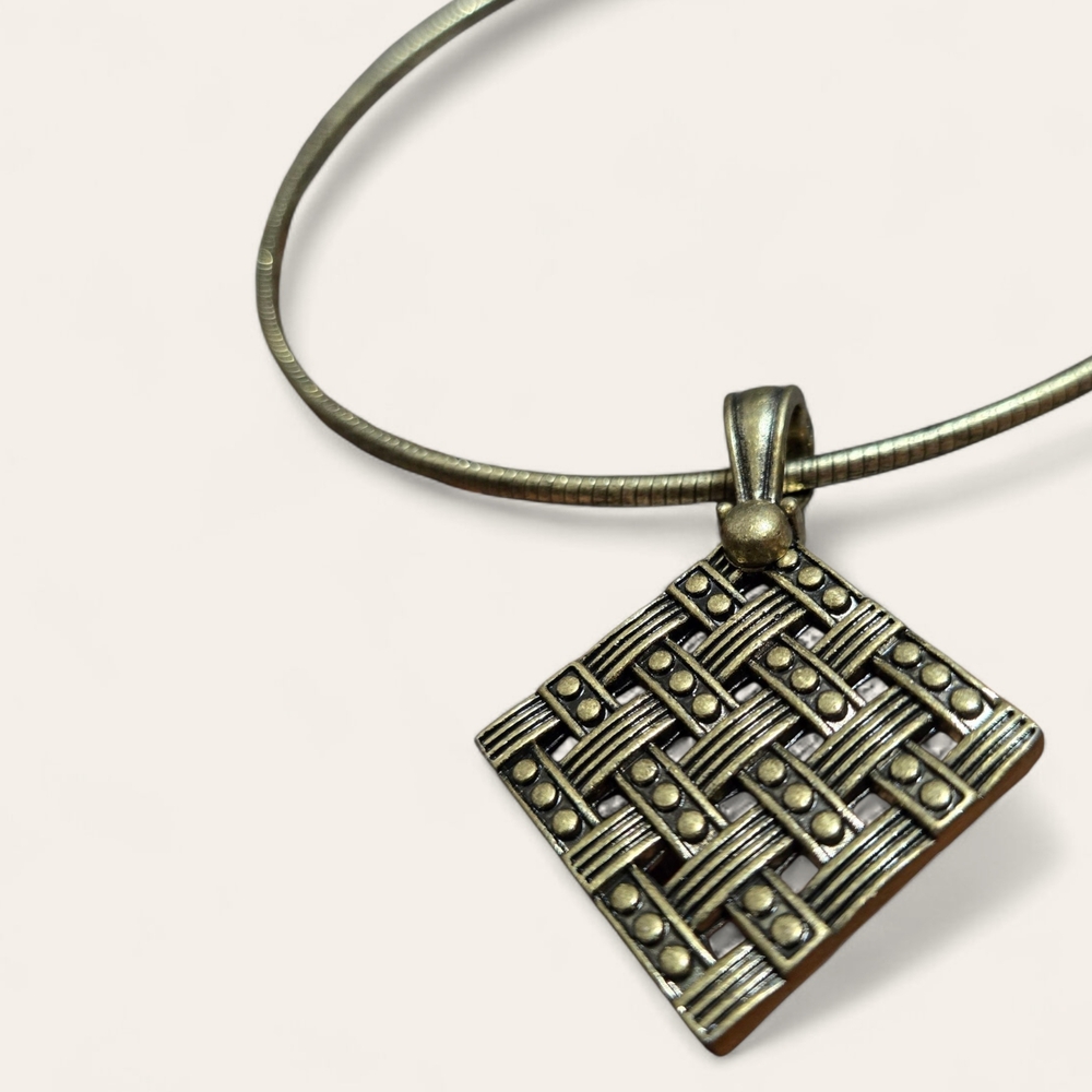 Elegant Gold-Toned Pendant Necklace